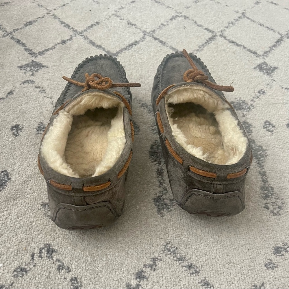 UGG Women’s Dakota Slipper - Picture 4 of 7